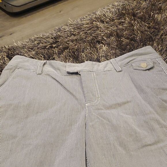 Womens Shorts Size 8  - Picture 2 of 5